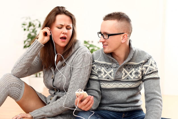 Free photo couple listening to music together