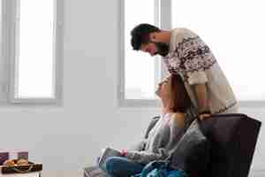 Free photo couple in living room sideways