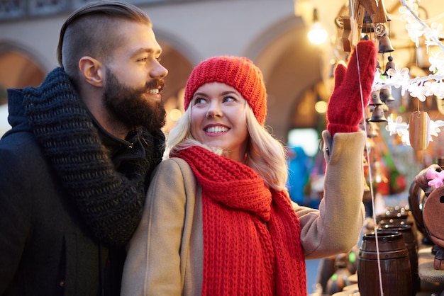 Free photo couple looking at christmas ornaments at night