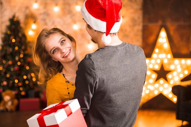 クリスマスを一緒に祝う愛のカップル