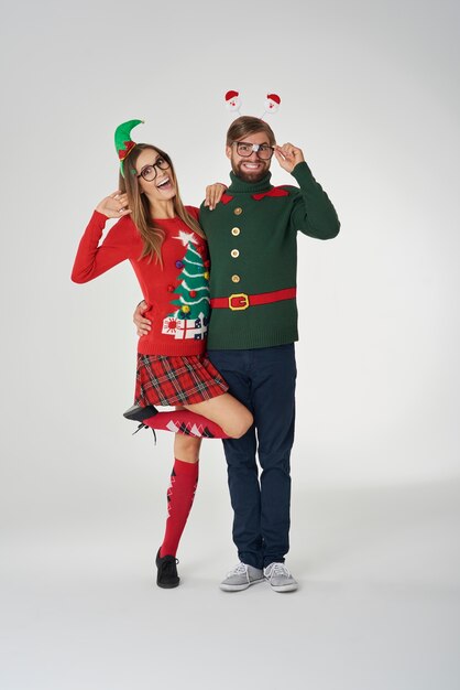クリスマスの服を着て恋をしているカップル