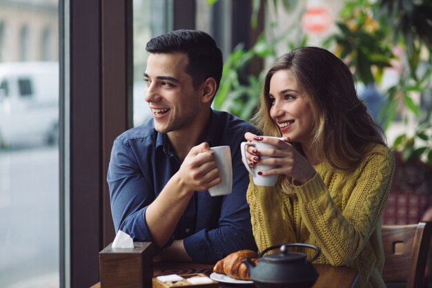 コーヒーショップでコーヒーを飲むことを愛するカップル