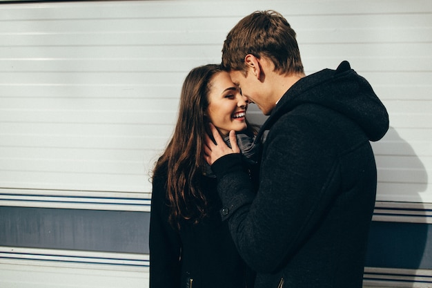 Coppia in amore felice giovane coppia innamorata godendo il loro momento romantico.