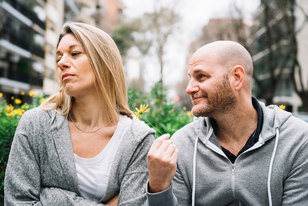 Foto gratuita coppia in amore all'aperto