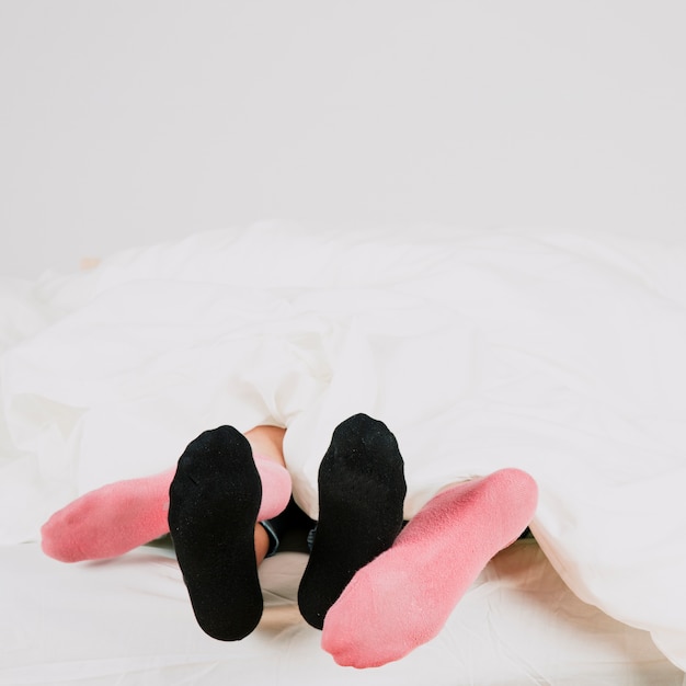 Free photo couple lying in bed