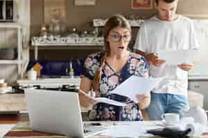 Free photo couple managing budget together in kitchen