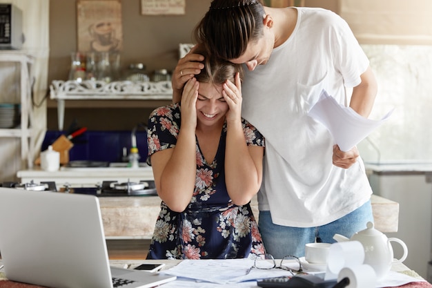 Free photo couple managing budget together in kitchen