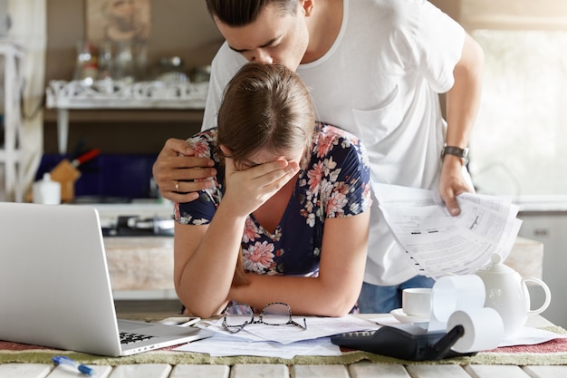 Free photo couple managing budget together in kitchen