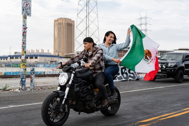 Пара на мотоцикле с мексиканским флагом