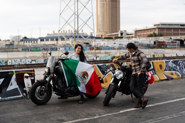 Пара на мотоциклах с флагами сша и мексики