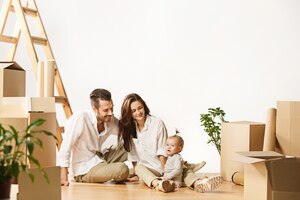 Coppia che si trasferisce in una nuova casa - le persone sposate felici acquistano un nuovo appartamento per iniziare una nuova vita insieme