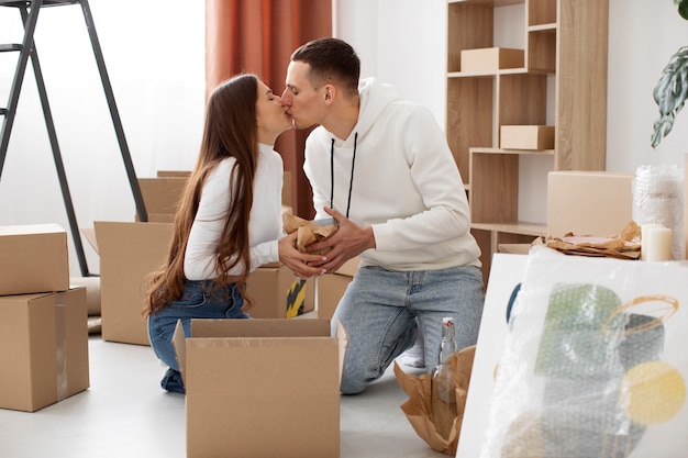 Foto gratuita coppia che si trasferisce nella loro nuova casa