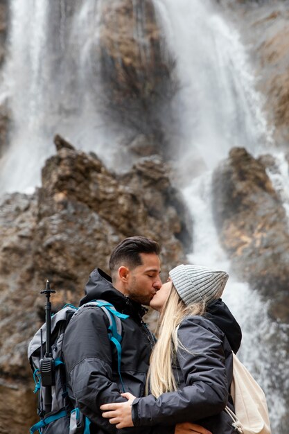 自然のキスのカップル