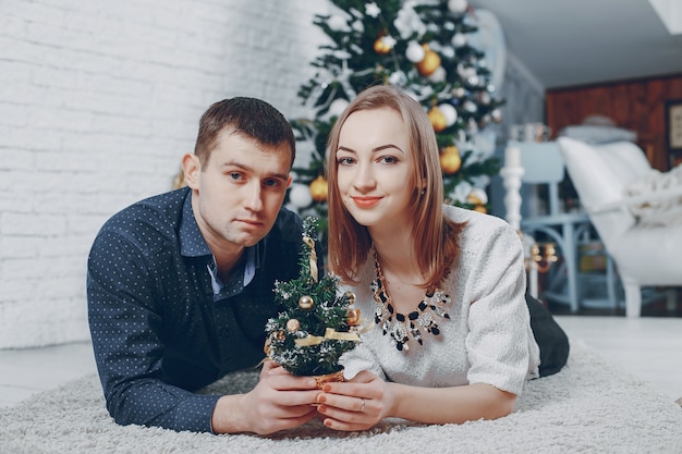 пара возле рождественской елки