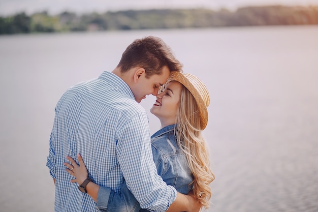 Free photo couple near water