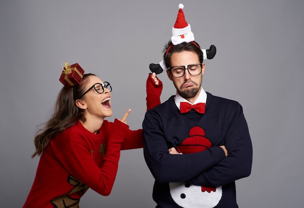 Free photo couple of nerds on gray wall