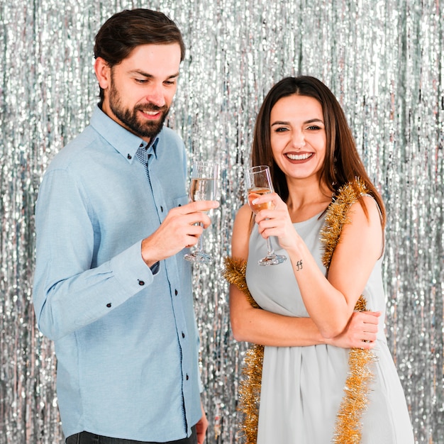 Free photo couple at a new year party