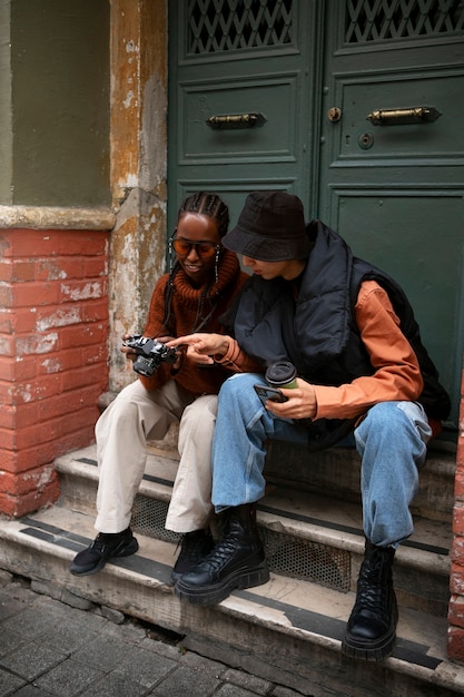 Пара туристов проверяет катушку камеры во время перерыва на кофе