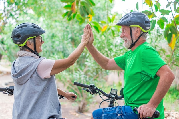 5명과 함께 야외에서 자연을 즐기는 자전거와 즐거운 시간을 보내는 두 노인 부부 건강하고 건강한 생활 방식을 구축하는 노인 부부xa