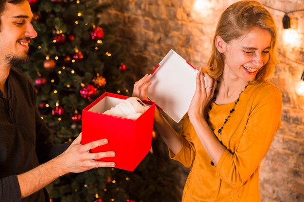 Пара открывая подарочную коробку