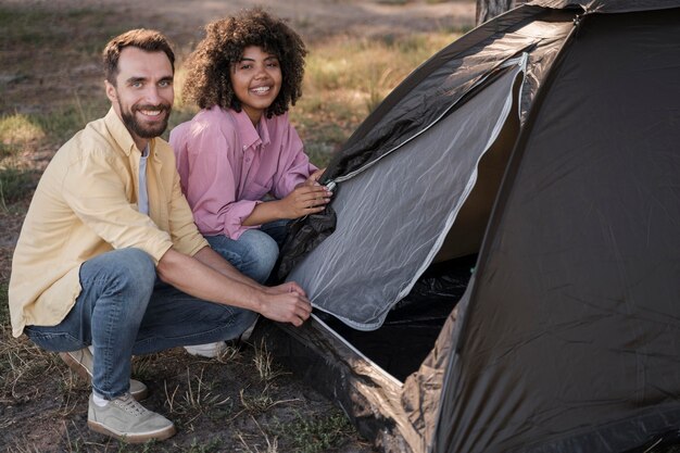 一緒にテントを設定する屋外のカップル