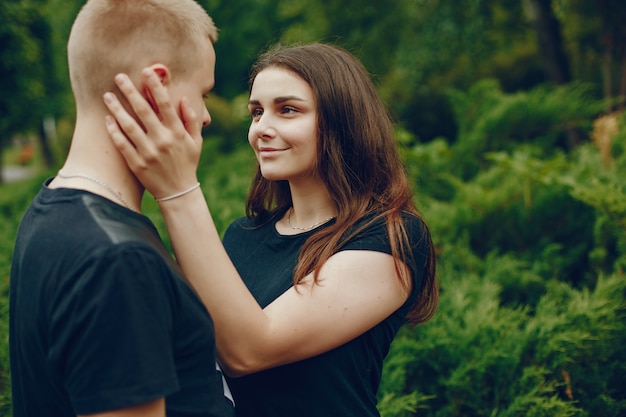 Free photo couple in a park