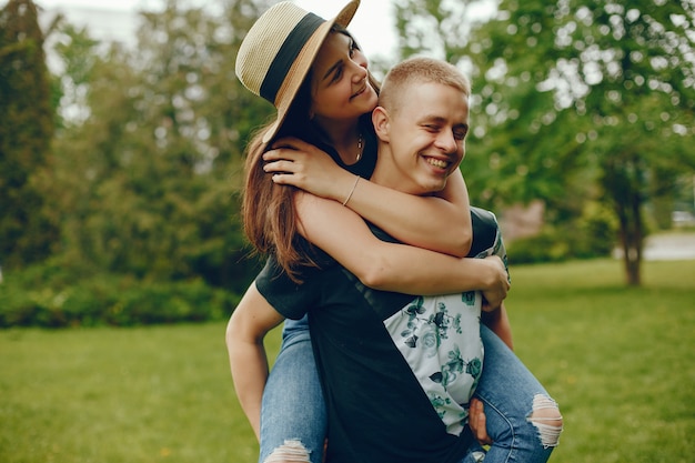 Free photo couple in a park