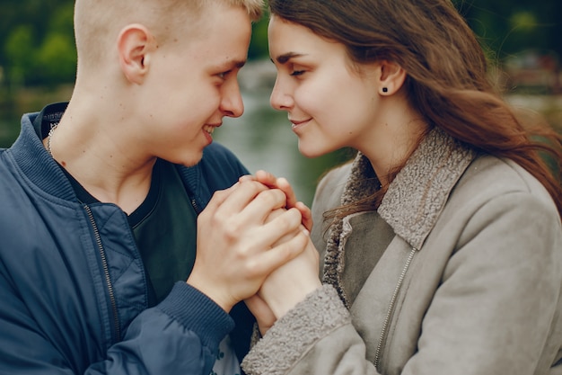 Free photo couple in a park