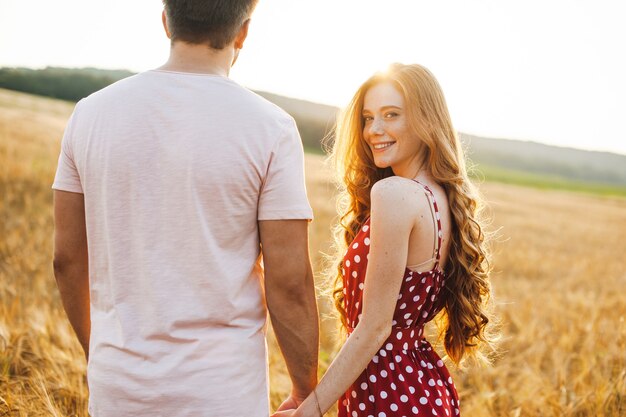 デートしながら屋外でキスする美しい若いカップルの肖像画を閉じます 外で抱き合ってキスするロマンチックな男性と女性 プレミアム写真 デートしながら屋外でキスする美しい若いカップルの肖像画を閉じます 外で抱き合ってキスするロマンチックな男性と女性 プレミアム写真