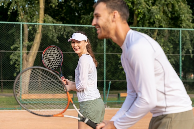 Бесплатное фото Пара играет в теннис в дуэте