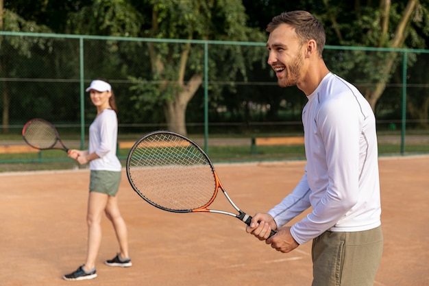 デュオでテニスをするカップル