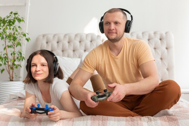 家で一緒にビデオゲームをしているカップル