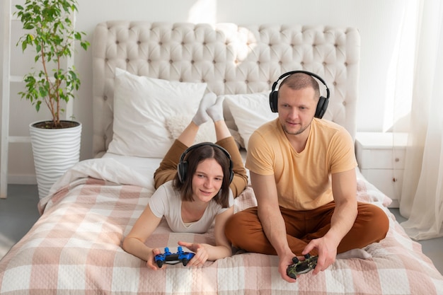 Free photo couple playing videogames at home
