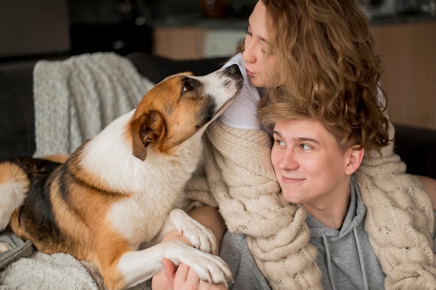 犬と遊ぶカップル