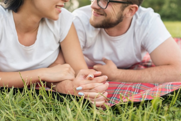 Foto gratuita coppie che posano su una coperta da picnic