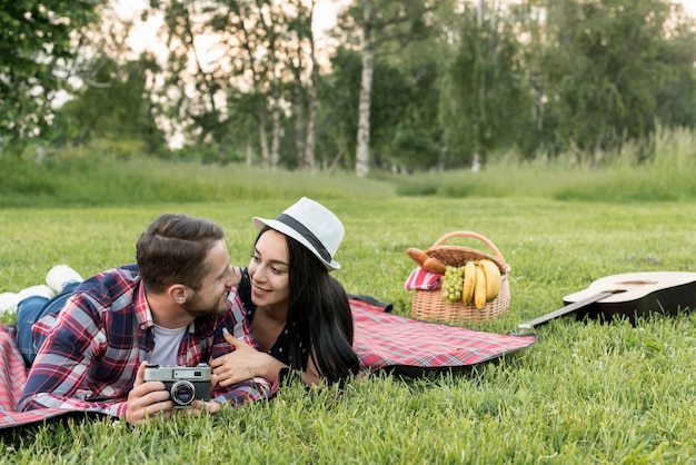 ピクニック毛布でポーズをとるカップル