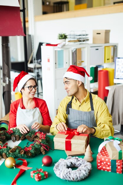 クリスマスの飾り付けとラッピングギフトを準備するカップル