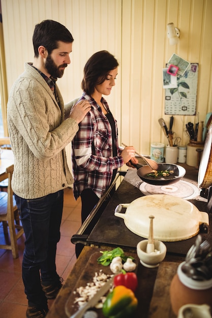 Foto gratuita coppie che preparano insieme cibo in cucina