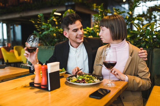 Free photo couple in restaurant