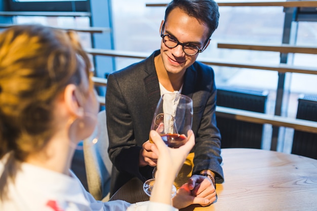 Free photo couple in restaurant