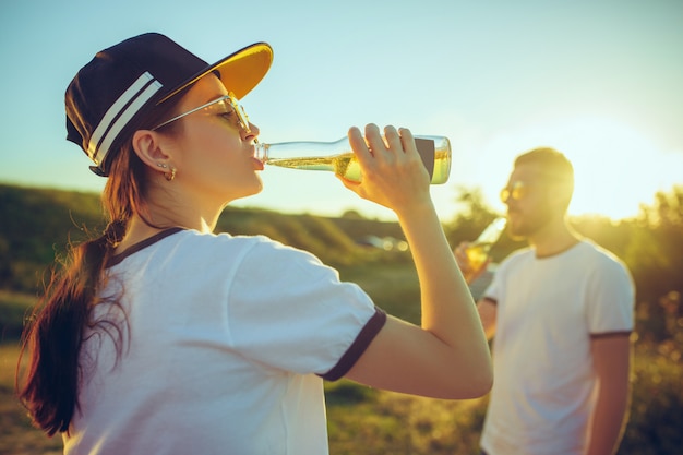 川の近くの夏の日にビーチで休んでカップル