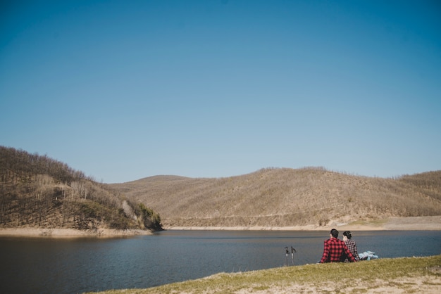 Foto gratuita coppia, riposo, lago