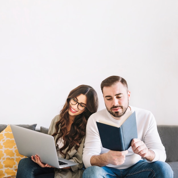 Free photo couple resting on couch at home