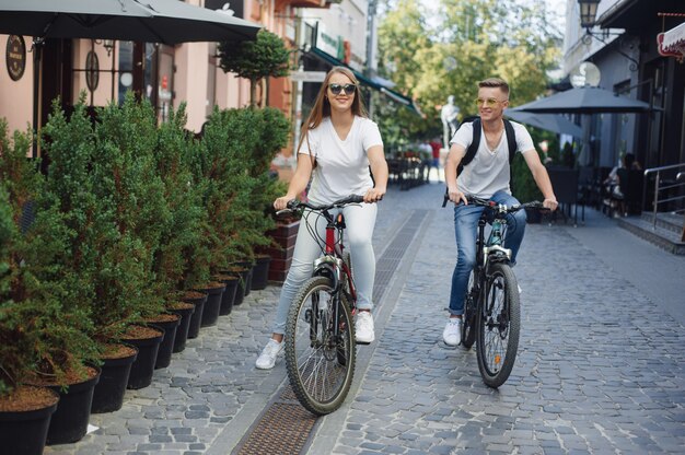 夏の街で自転車に乗るカップル