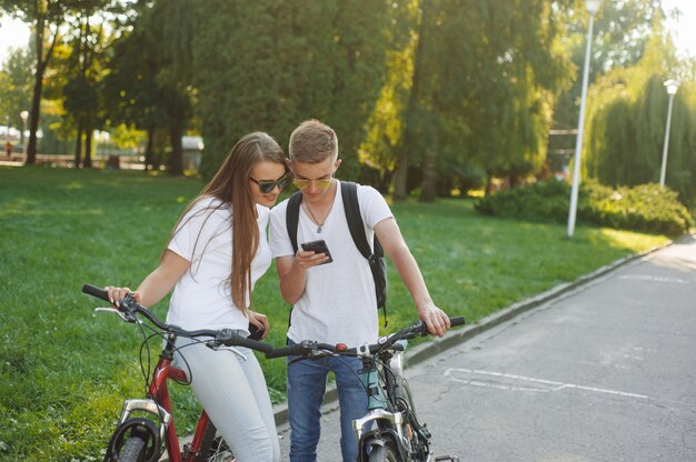 夏の森でバイクに乗るカップル