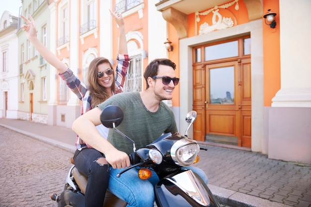 Foto gratuita coppia in sella a una moto in città