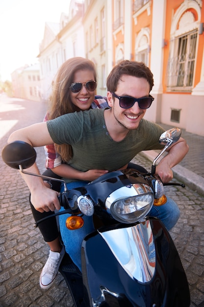 Пара, езда на мотоцикле в городе