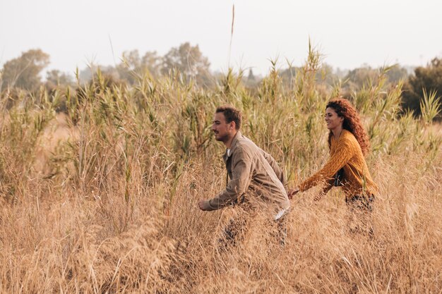 Пара проходит через пшеничное поле