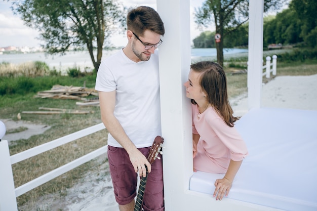 Couple separated by a column with a guitar