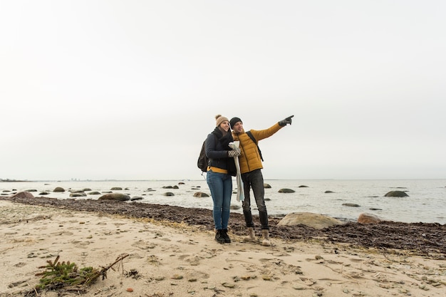 Free photo couple on shore looking at distance